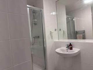 Modern 2 bed 2 bath Flat Close to Train station - 5