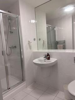 Modern 2 bed 2 bath Flat Close to Train station - 4