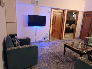 F-10 Comfy 2 Bed drawing Lounge Kitchen smart TV wifi - 9