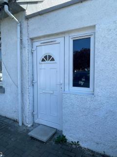 One Bedroom in Spacious Bungalow, Free Parking & Private Entrance - 7