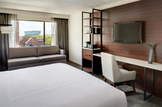 Marriott East Lansing at University Place - Lansing - 3