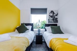 SPECIAL RATE FOR BOOKINGS MORE THAN 7 NIGHTS, WARM SPACIOUS CONTRACTOR HOUSE NEAR LIVERPOOL CITY CENTRE SLEEPS 8 kitchen & dining room, washing machine - Liverpool - 2