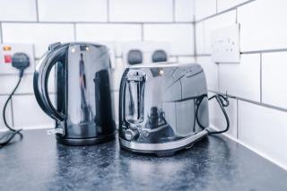 SPECIAL RATE FOR BOOKINGS MORE THAN 7 NIGHTS, WARM SPACIOUS CONTRACTOR HOUSE NEAR LIVERPOOL CITY CENTRE SLEEPS 8 kitchen & dining room, washing machine - Liverpool - 7