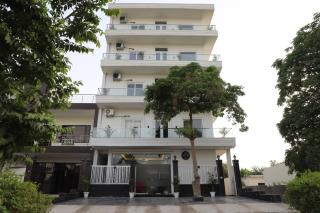 Opulent Inn by Lime Tree Hotels - Grander Noida - 3