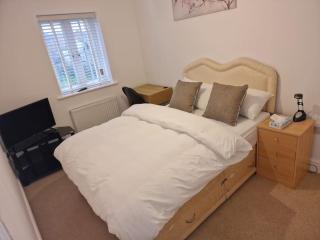 NightRest Homes 6 Bedroom House- Smart TV In each Room - Parking - Wifi -Milton Keynes - 4