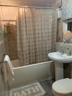 Captivating 2-Bed House in Amesbury Salisbury - 4