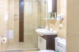 Central location and FREE parking - 4