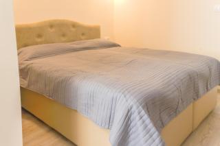 Central location and FREE parking - 6