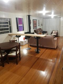 Casa Aurora, Completa, no Centro, Cercada, 130m quadrados, 11 Pessoas, Wi-Fi, 3 Quartos, Cozinha e Sala Integrados, 2 Banheiros, Varanda, Garagem Coberta 1 carro, Estacionamento Interno 3 Carros, Churrasqueira, Lareira de Alta Performance, Fogão de Ferro - 2