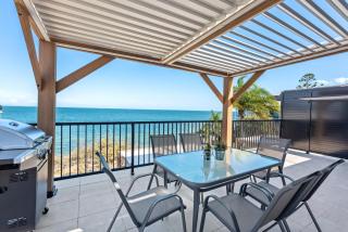 Bay Vista Two Bedroom Waterfront Apartment - Redcliffe - 1