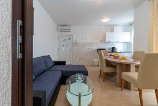 A1 - seafront apt with balcony 1 min to beach - Trogir - 4