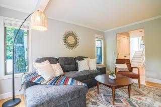 Sunlit contemporary Bellevue Home w a Lush Garden - 4