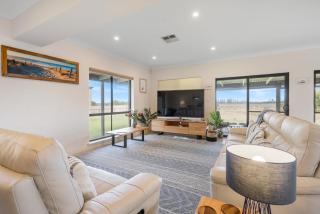 14 Excelsior Pde - BYO Linen - Pets Negotiable - Waterviews - Hindmarsh Island - 2