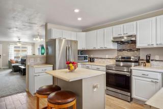 2 bed 2 and a half bath close to shopping restaurants and more - 1