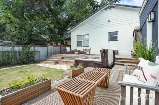 HGTV Featured Tiny Home w Hot Tub Near East 6th St - 1