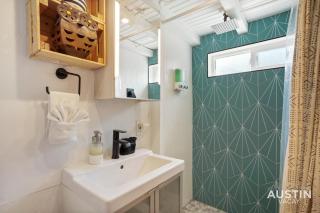 HGTV Featured Tiny Home w Hot Tub Near East 6th St - 7
