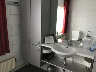 Guesthouse De Steenberg tweepersoonskamer met grote badkamer, kitchenette en tuinzicht op de eerste verdieping - Geel - 4