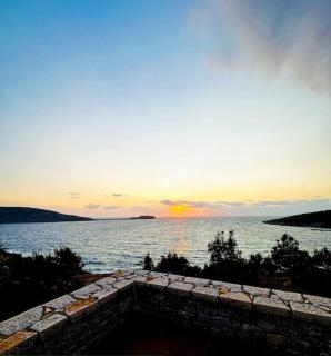 Cozy Cliff Tower w/ Breathtaking Sea Views - Áyios Yeóryios - 2
