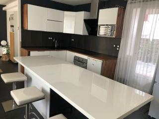 Appartement standing 2 personnes tout équipé terrasse, stationnement facile et gratuit dans quartier des arènes - 3