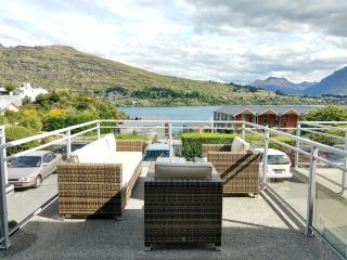 Remarkable Lakeview Two Bedroom Apartment - 8