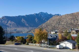 Remarkable Lakeview Two Bedroom Apartment - 9