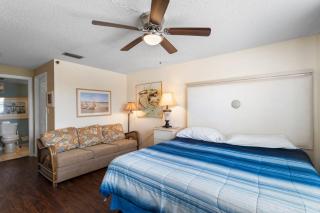 John’s Pass Views Spacious 2BD Condo - 3