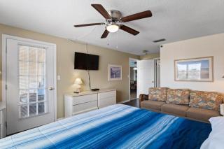 John’s Pass Views Spacious 2BD Condo - 2