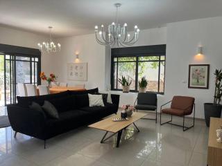 וילה מפנקת ומאובזרת במיקום מעולה - Giv'at Avni - 1