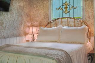 Vintage Wild West Tiny Hotel in the Woods! - 6