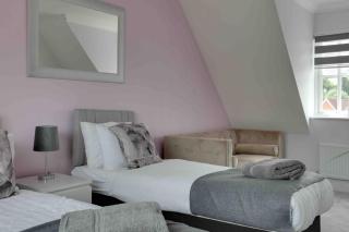 Elizabeth II Five Bedroom Spacious Home - - 6