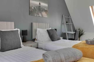 Elizabeth II Five Bedroom Spacious Home -  - 8