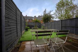 Stylish 2-Bedroom Home, Fast Wi-Fi & Parking, Best for Contractors & Families - 4