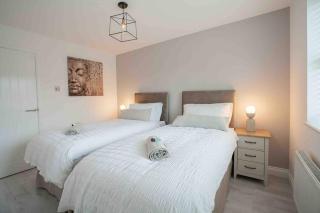 Modern 2-Bedroom Home, Prime Central Location, Fast Wi-Fi, Extended Stays - 2
