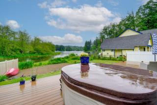 Lakefront Bremerton Vacation Rental with Hot Tub! - 0
