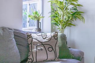 Templar House - Sleeps 6, Special Weekly Monthly Stay Rates, Central Location with FREE Parking, FREE WiFi, Perfect for ALTON TOWERS & M6 - 1