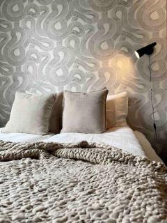 Private Lux 2BR & 2BA City Center with Free Parking - Reykjavik - 4