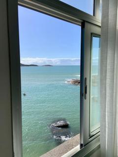 Apartamento vista do mar, pé na areia e águas tranquilas, no cento de Guarapari - 3