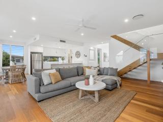 Sunrise Mansion with Pool - Kingscliff - 6