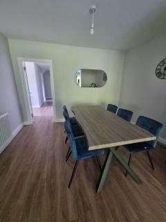 Bagworth House - Spacious 4BR Bungalow in Leicestershire - 2