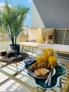 Modern 2BD Apartment with Shared Rooftop Pool D3 - Athens - 3