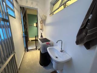 Apartamento para família com dois banheiros cama Triliche , Colchão novo 2 sofás cama tem WI FI, quintal, cozinha completa, TV, 2 ar condicionados NOTA BAIXA FOI DE UM HOSPEDE QUE COLOCOU 15 HOMENS NO ANO NOVO DENTRO DO AP E QUEBROU PORTAS E LOUÇAS - Praia Grande - 8