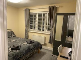 Double bedroom in a residential home with parking - Wootton - 0