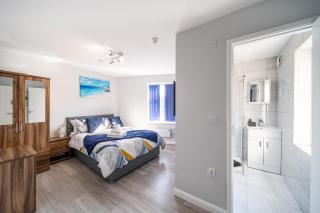BV Studios with Ensuite Showers & Share Kitchens Prime Location near Hospital, Town Center Apt 4 - Saint Helens - 0