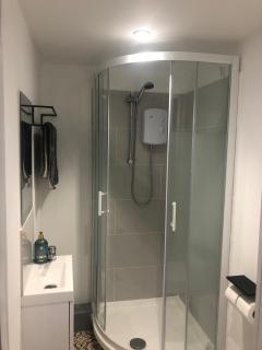 Modern En-suite Double Room - Newport - 3