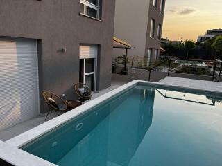 Cozy seaside apartment with private pool & terrace - 4