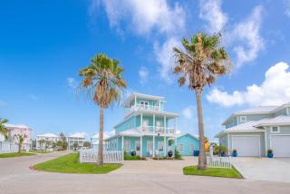 The Blue Fin House! Pool Table, Ocean View & Boardwalk to Beach - Port Aransas - 8
