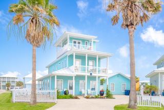 The Blue Fin House! Pool Table, Ocean View & Boardwalk to Beach - Port Aransas - 7
