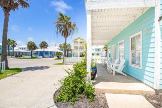 The Blue Fin House! Pool Table, Ocean View & Boardwalk to Beach - Port Aransas - 6