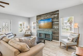 The Blue Fin House! Pool Table, Ocean View & Boardwalk to Beach - Port Aransas - 1