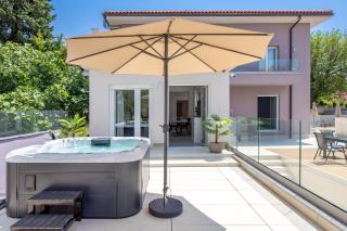 VILLA MAR - LUXURY APARTMENTS with pool and Deluxe apartment with hot tub in Selce, 20 meters from the beach, Boat tours option - Selce - 8